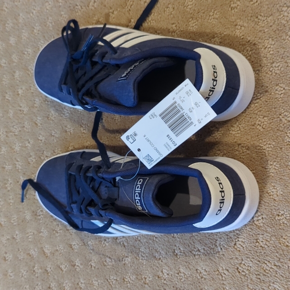 Adidas Grand Court K shoes, size 5 - Picture 1 of 4